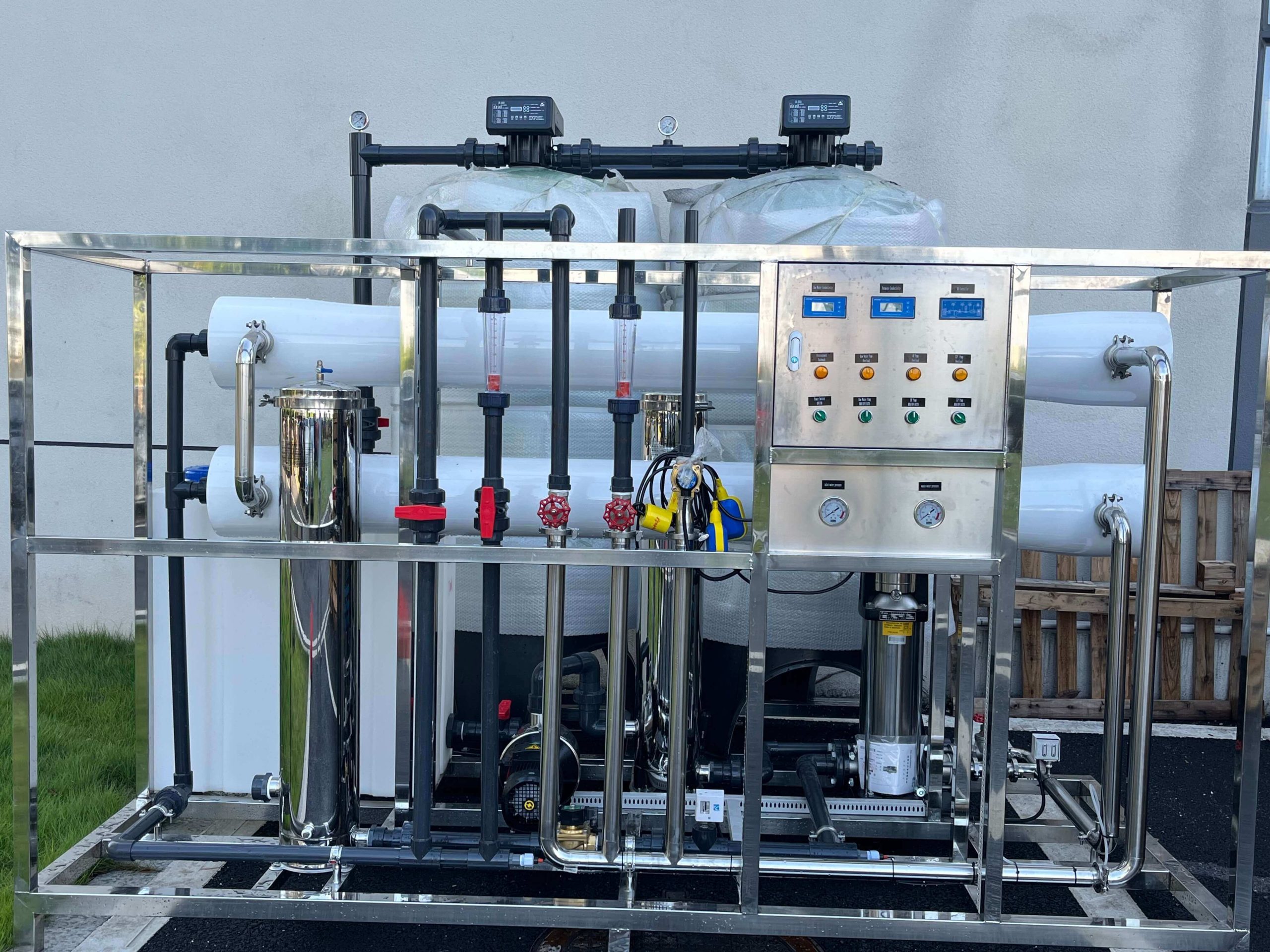 撬装反渗透设备正面,展示水平膜压力容器、立式泵、过滤器、流量计和控制面板